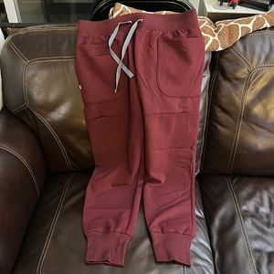 Figs Qua bottom in burgundy